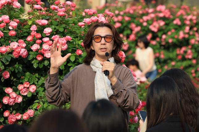 이준규 삼성물산 리조트부문 그룹장이 지난 28일 오후 에버랜드의 로즈가든에 대해 설명하고 있다. / 사진=삼성물산