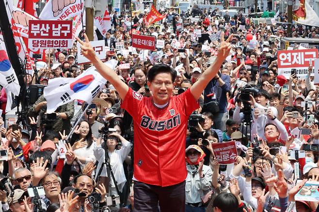국민의힘 김문수 대선 후보가 28일 부산 서면 쥬디스태화 백화점 앞에서 집중유세를 하고 있다. (사진 = 연합뉴스)