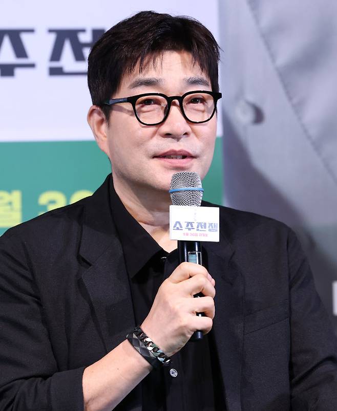 배우 손현주가 29일 서울 용산구 CGV용산아이파크몰에서 열린 영화 ‘소주전쟁’ 언론시사회에 참석해 취재진 질문에 답하고 있다. (사진=뉴스1)