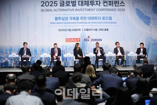 [이데일리 노진환 기자] 2025 글로벌 대체투자 컨퍼런스가 29일 서울 중구 소공로 더플라자호텔에서 열렸다. 장동헌(왼쪽부터) 법무법인 율촌 고문, 제이크 라이트 베인브릿지 자본시장총괄, 다이애나 양 카이로스인베스트먼트매니지먼트 매니징디렉터, 모홀로피 세냐치 MC텔레콤 대표, 송주민 사학연금공단 부동산인프라팀장, 노승환 공무원연금공단 대체투자부장이 ‘다가오는 기회, 실물자산에서 답을 찾다’를 주제로 발언하고 있다.