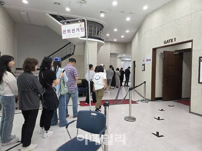 사전투표일인 29일 서울 구로구 구민센터에서 시민들이 자신의 투표 순서를 기다리고 있다. (사진=성가현 수습기자)