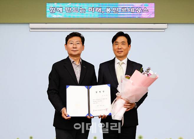 29일 이상일 용인특례시장이 김진형 초대 용인시시민프로축구단 단장에게 임명장을 전달하고 있다.(사진=용인시)