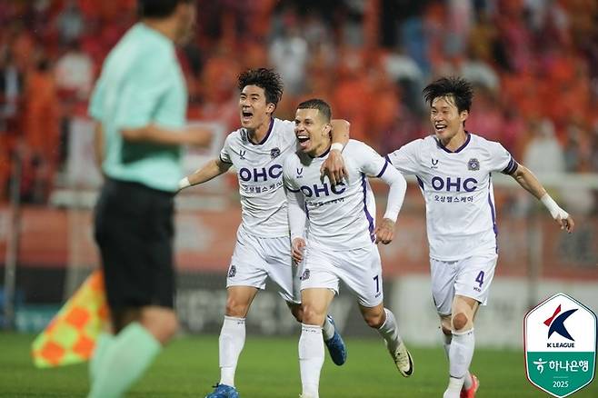 28일 강원FC와 경기에서 골을 넣은 뒤 세레머니하는 FC안양의 마테우스(가운데)