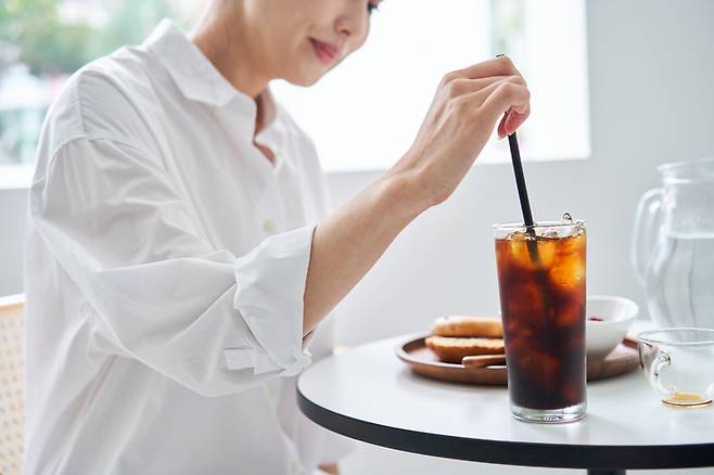 식후에는 테이크아웃 커피를 이용해 걸으면서 마셔보자. 식사 직후엔 과격한 운동은 피하고 산책 등 몸을 움직이는 게 최선이다. [사진=게티이미지뱅크]