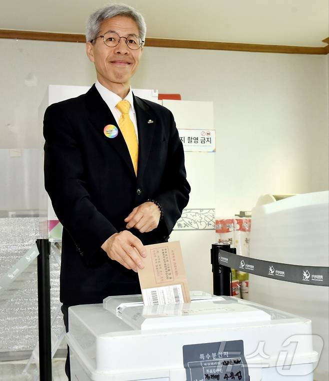 권영국 민주노동당 후보가 29일 오전 전남 여수시 주삼동주민센터를 찾아 사전투표를 하고 있다.2025.5.29/뉴스1 ⓒ News1 김동수 기자