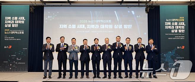 29일 서울 용산구 나인트리 프리미어 로카우스 호텔에서 '지역 소멸 시대, 지역과 대학의 상생 방안'을 주제로 열린 2025 뉴스1 대학혁신포럼에서 이영섭 뉴스1 대표이사와, 양오봉 한국대학교육협의회 회장을 비롯한 주요 참석자들이 기념촬영하고 있다. 왼쪽부터 양제윤 제주특별자치도 혁신산업국장, 송하철 국립목포대학교 총장, 배상훈 성균관대학교 교육학과 교수, 오석환 교육부 차관, 이영섭 뉴스1 대표이사, 양오봉 한국대학교육협의회 회장, 김영도 한국전문대학교육협의회 회장, 김헌영 라이즈(RISE) 위원회 위원장, 송승호 충청대학교 총장, 강성호 한국인문사회연구소협의회 회장. ⓒ News1 이승배 기자