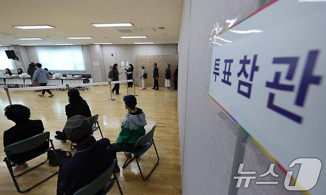 제21대 대통령 선거 사전 투표 첫날인 29일 오전 서울 용산구 청파동주민센터에 마련된 사전투표소에 투표 참관인들이 자리하고 있다. 2025.5.29/뉴스1 ⓒ News1 신웅수 기자