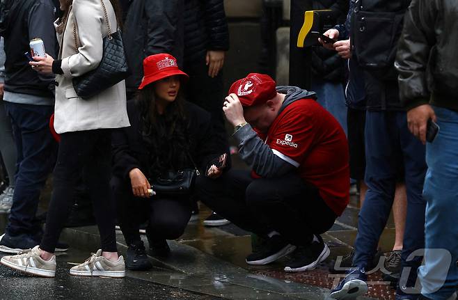 카퍼레이드에서의 자동차 테러로 충격에 빠진 리버풀 팬들 ⓒ 로이터=뉴스1