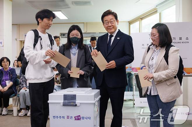 이재명 더불어민주당 대통령 후보가 제21대 대통령선거 사전투표 첫날인 29일 오전 서울 서대문구 구 신촌동주민센터에서 청년들과 사전투표를 하고 있다. (공동취재) 2025.5.29/뉴스1 ⓒ News1 안은나 기자