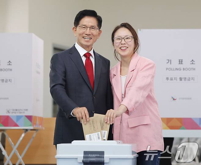 김문수 국민의힘 대통령 후보가 제21대 대통령선거 사전투표 첫날인 29일 인천 계양구 계양1동 주민센터에 마련된 사전투표소에서 딸 김동주 씨와 함께 투표를 하고 있다. (공동취재) 2025.5.29/뉴스1 ⓒ News1 김민지 기자