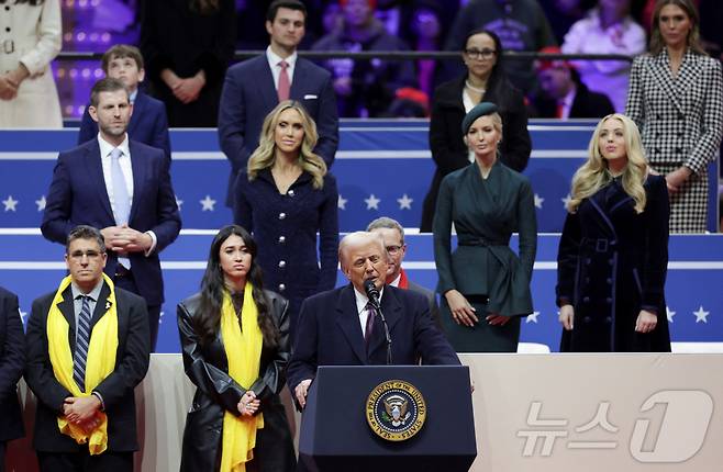 20일(현지시간) 워싱턴 '캐피털원아레나'에서 도널드 트럼프 대통령 취임식 축하 집회가 열린 가운데 트럼프 대통령의 차남 에릭과 에릭의 부인 라라, 장녀 이방카, 차녀 티파니(둘째 줄 왼쪽부터)가 아버지의 연설을 듣고 있다. 2025.01.20 ⓒ 로이터=뉴스1
