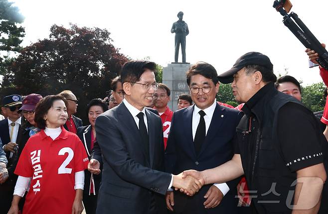 김문수 국민의힘 대통령 후보가 29일 인천 중구 자유공원 맥아더동상에 참배를 마치고 시민들과 인사하고 있다. 2025.5.29/뉴스1 ⓒ News1 김민지 기자