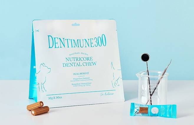 반려동물 헬스케어 브랜드 어반포즈는 반려견 구강 건강 관리를 위한 기능성 간식 '덴티뮨300'을 출시했다(어반포즈 제공). ⓒ 뉴스1