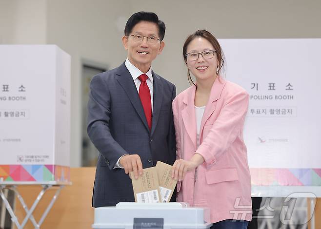 김문수 국민의힘 대통령 후보가 제21대 대통령선거 사전투표 첫날인 29일 인천 계양구 계양1동 주민센터에 마련된 사전투표소에서 딸 동주 씨와 함께 투표를 하고 있다. (공동취재) 2025.5.29/뉴스1 ⓒ News1 김민지 기자