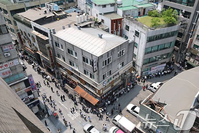 제21대 대통령선거 사전투표 첫 날인 29일 서울 중구 소공동주민센터에 마련된 투표소에서 직장인들이 점심시간을 이용해 투표를 하기 위해 길게 줄을 늘어서 있다. 2025.5.29/뉴스1 ⓒ News1 오대일 기자