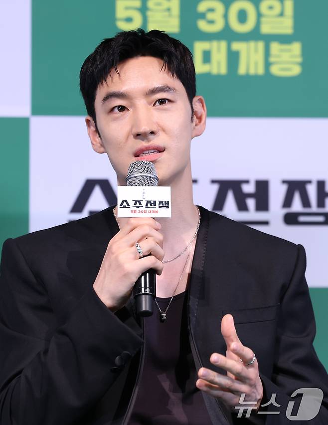 배우 이제훈이 29일 서울 용산구 CGV용산아이파크몰에서 열린 영화 '소주전쟁' 언론시사회에 참석해 취재진 질문에 답하고 있다. ‘소주전쟁’은 1997년 IMF 외환위기, 소주 회사가 곧 인생인 재무이사 종록과 오로지 성과만 추구하는 글로벌 투자사 직원 인범이 대한민국 국민 소주의 운명을 걸고 맞서는 이야기를 그린다. 2025.5.29/뉴스1 ⓒ News1 권현진 기자