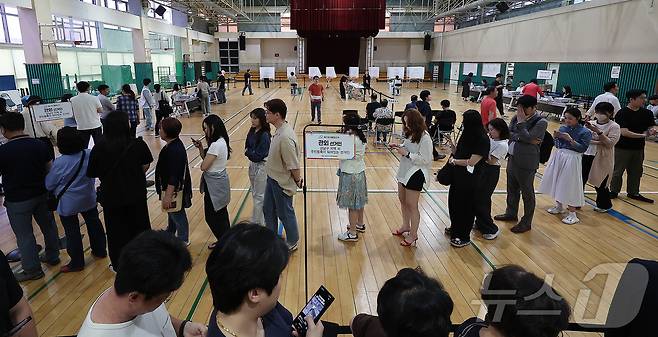 제21대 대통령 선거 사전 투표 첫날인 29일 오후 서울 강남구 수서동 강남스포츠문화센터에 마련된 사전투표소에서 유권자들이 투표를 하기 위해 길게 줄을 늘어서 있다.  2025.5.29/뉴스1 ⓒ News1 김진환 기자