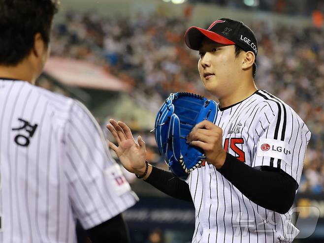 29일 오후 서울 송파구 잠실야구장에서 열린 프로야구 '2025 신한 SOL뱅크 KBO 리그' 한화 이글스와 LG 트윈스의 경기, LG 선발 손주영이 7회초 이닝을 실점 없이 마친 뒤 더그아웃으로 향하고 있다. 2025.5.29/뉴스1 ⓒ News1 김진환 기자