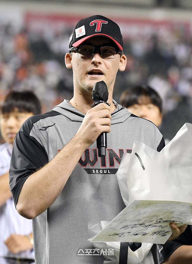 LG 코엔 윈이 28일 잠실구장에서 열린 2025 KBO리그 한화와 경기 후 진행된 고별식에서 팬들에게 인사말을 하고 있다. 에르난데스의 대체 외국인선수로 6주간 활약한 코엔 윈은 이날 마지막 선발 등판을 했다. 코엔 윈은 5경기 1승 1패 평균자책점 7.04의 기록을 남겼다. 잠실 | 박진업 기자 upandup@sportsseoul.com