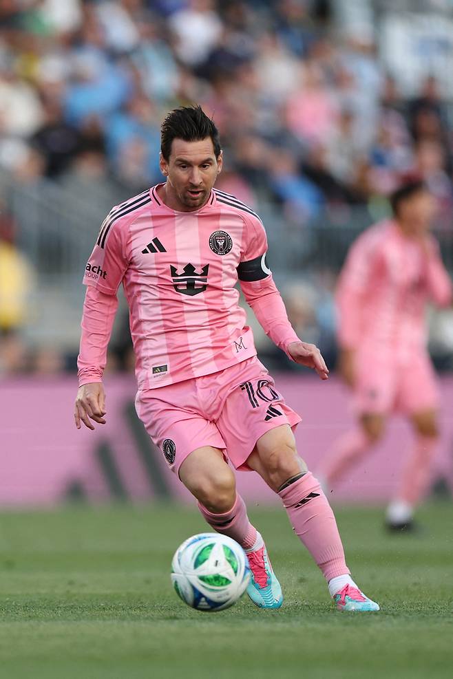 인터 마이애미 리오넬 메시가 25일(한국시간) 미국 펜실베이니아주 체스터 스바루 파크에서 열린 메이저리그 사커(MLS) 2025 필라델피아전에서 드리블하고 있다. 사진 | AFP 연합뉴스