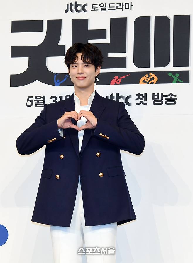 배우 박보검이 29일 서울 구로구 더링크서울 트리뷰트포트폴리오 호텔에서 진행된 JTBC 새 토일드라마 ‘굿보이’ 제작발표회에서 취재진을 향해 포즈를 취하고 있다. 2025 .5. 29.  박진업 기자 upandup@sportsseoul.com