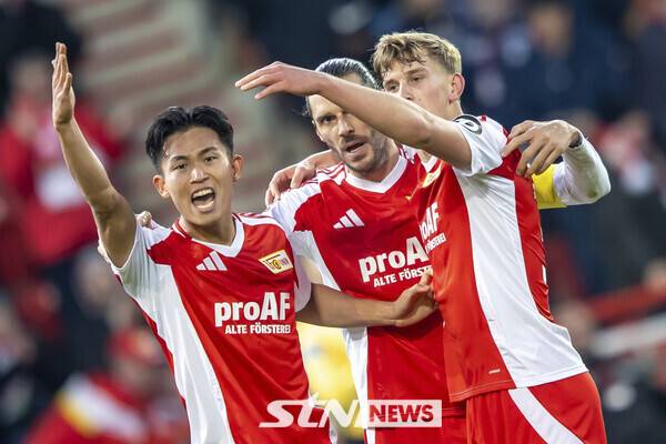 우니온 베를린의 정우영(왼쪽). 사진┃뉴시스/AP