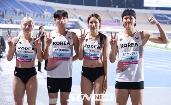 27일 경북 구미시민운동장에서 열린 2025 구미아시아육상선수권대회 혼성 1600m 계주 결선에 출전한 한국 계주 대표팀이 파이팅 포즈를 취하고 있다. 사진┃강명호 기자