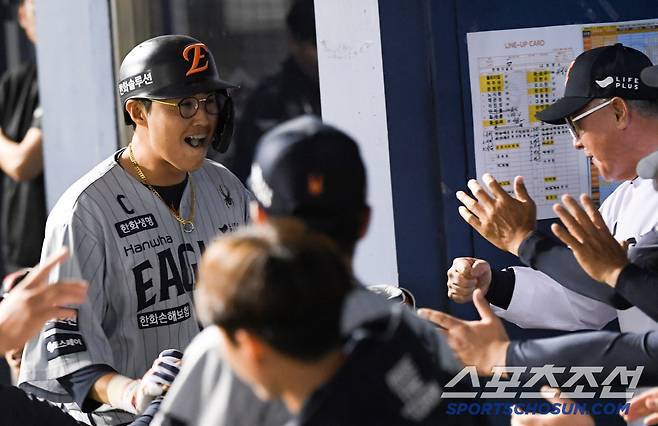 28일 잠실구장에서 열린 LG 트윈스와 한화 이글스의 경기. 11회초 2사 1루 한화 채은성이 투런포를 날린 뒤 환호하고 있다. 잠실=박재만 기자 pjm@sportschosun.com/2025.05.28/