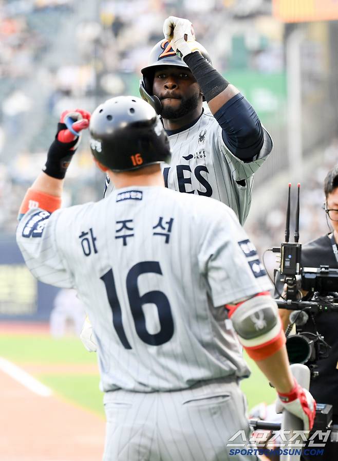 28일 잠실구장에서 열린 LG 트윈스와 한화 이글스의 경기. 1회초 한화 플로리얼이 솔로포를 날린 뒤 환호하고 있다. 잠실=박재만 기자 pjm@sportschosun.com/2025.05.28/