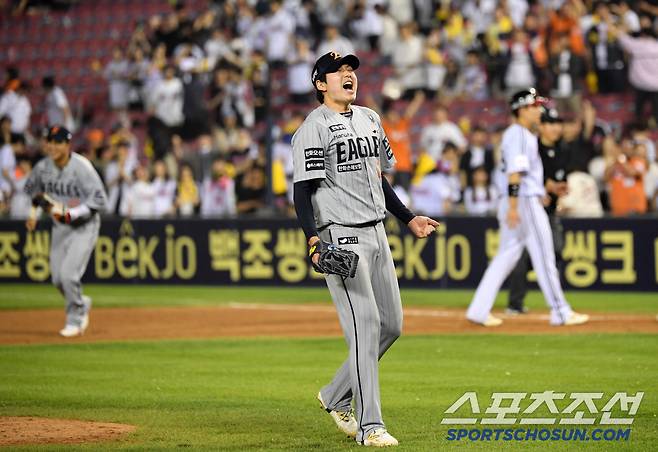 프로 2년 차 조동욱이 경기를 끝내자 1루수 채은성이 달려오고 있다.