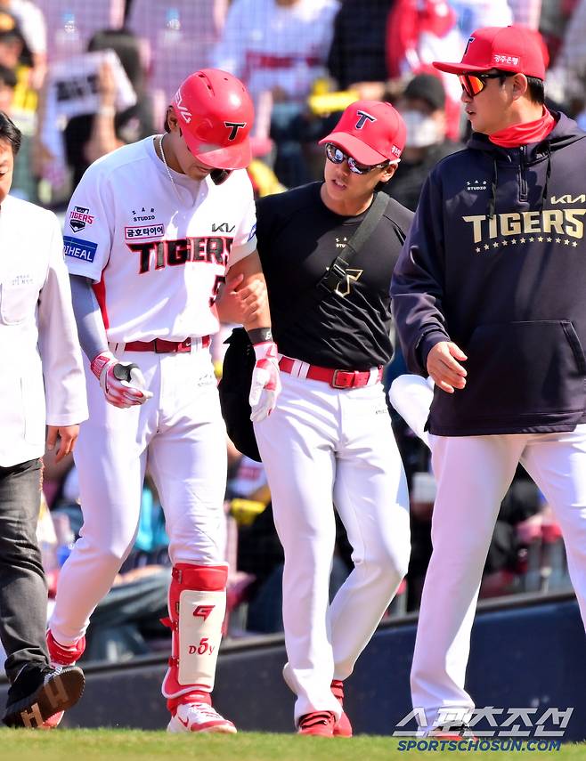 22일 광주KIA챔피언스필드에서 열린 NC와 KIA의 개막전, 3회말 KIA 김도영이 안타를 치고 1루에 나서다 다리통증을 호소하고 있다. 김도영은 윤도현과 교체됐다. 광주=허상욱 기자wook@sportschosun.com/2025.03.22/