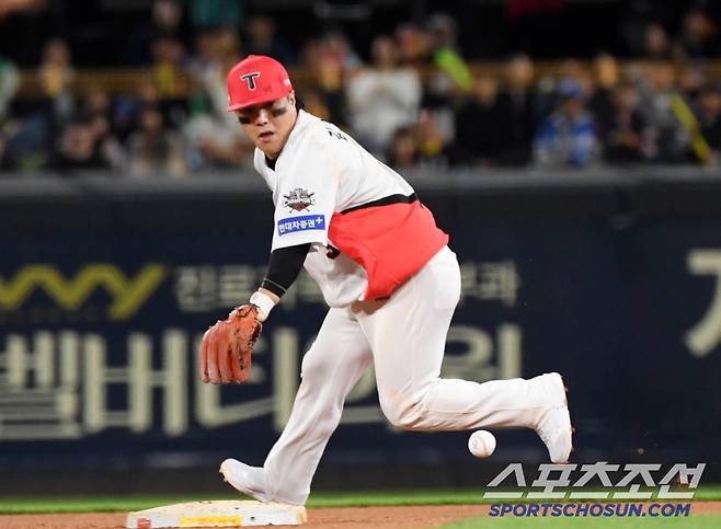25일 광주 기아챔피언스필드에서 열린 KIA 타이거즈와 LG 트윈스의 경기. 8회초 2사 1,2루 LG 신민재 타구를 KIA 유격수 김선빈이 실책하고 있다. 광주=박재만 기자 pjm@sportschosun.com/2025.04.25/