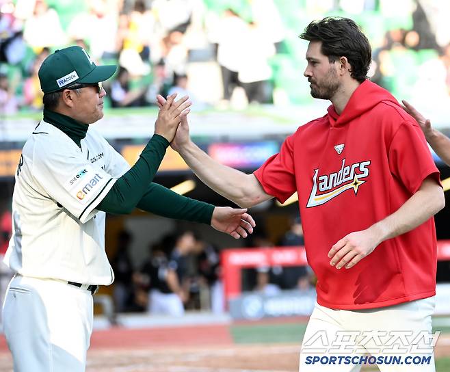 20일 인천SSG랜더스필드에서 열린 SSG와 LG의 경기, SSG가 9대3으로 승리하며 6연패에서 탈출했다. 승리의 기쁨을 나누는 승리투수 앤더슨과 이숭용 감독의 모습. 인천=허상욱 기자wook@sportschosun.com/2025.04.20/