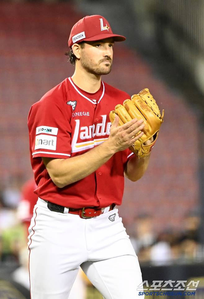 21일 잠실야구장에서 열린 SSG와 두산의 경기, 5회말 SSG 앤더슨이 두산 강승호를 우익수 플라이로 잡아낸 후 기뻐하고 있다. 잠실=허상욱 기자wook@sportschosun.com/2025.05.21/