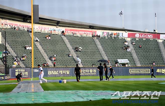 29일 잠실야구장에서 한화와 LG의 경기가 예정된 가운데 그라운드에 비가 내려 방수포가 설치되고 있다. 잠실=허상욱 기자wook@sportschosun.com/2025.05.29/