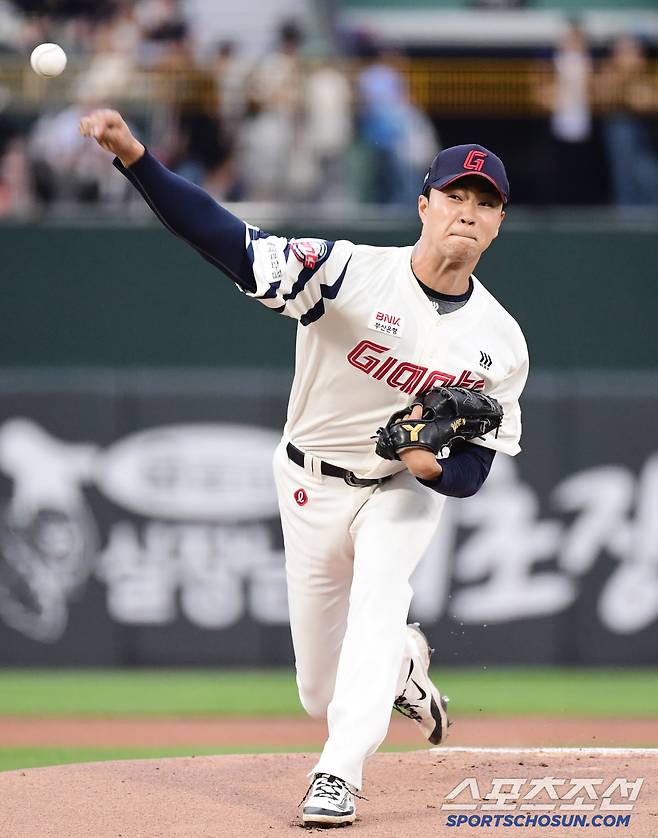 20일 부산 사직야구장에서 열린 KBO리그 롯데와 LG의 경기. 선발 투구하고 있는 롯데 윤성빈. 부산=송정헌 기자songs@sportschosun.com/2025.05.20/