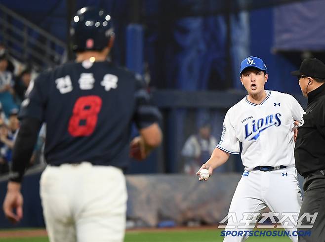 첫 번째 벤치클리어링 발발 후 1루에 나가던 전준우와 최원태가 또다시 충돌하고 있다.