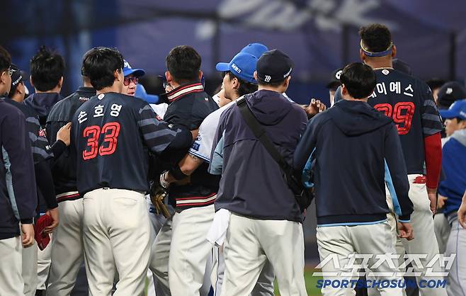 첫 번째 벤치클리어링 발발 후 1루에 나가던 전준우와 최원태가 또다시 충돌했다. 2차 벤치클리어링이 벌어지고 있다.