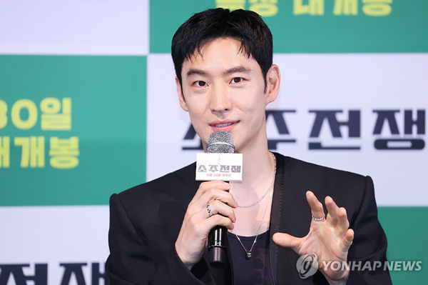 배우 이제훈이 29일 오후 서울 용산구 CGV용산아이파크몰에서 열린 영화 '소주전쟁' 언론시사회 및 기자간담회에서 인사말을 하고 있다. ⓒ연합뉴스