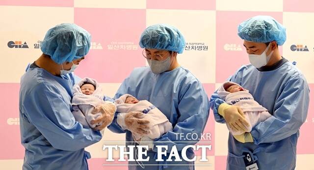 정부가 결혼·출산·육아 등에 부정적 인식을 줄 수 있는 용어 정비에 나선다. '쉬고 온다'는 부정적 어감이 있는 육아휴직 대안으로 '육아몰입기간'을 제시했다. 사진은 경기 고양 일산차병원에서 2025년 1월 1일 0시 0분에 태어난 신생아들. /더팩트DB