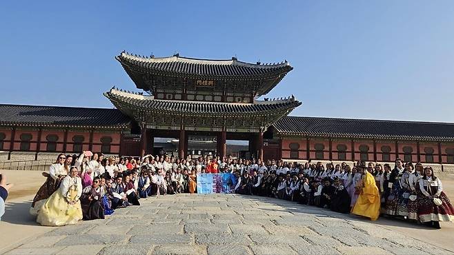 경복궁에서 한복 체험 중인 필리핀 인센티브 단체 외국인 참가자/ 사진=서울관광재단
