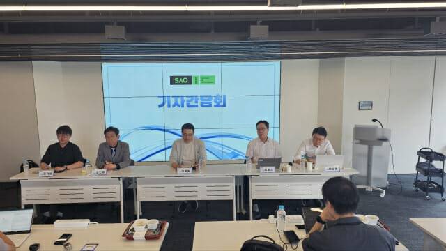 (왼쪽부터) 솔트룩스 김재은 연구소장, 김민종 부사장, 이경일 솔트룩스 대표 다이퀘스트 김경선 대표, 전승훈 대표(이미지=남혁우 기자)