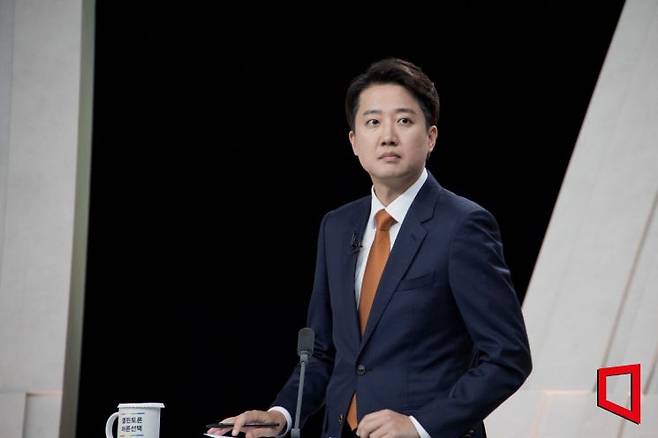 이준석 개혁신당 대선 후보가 27일 서울 마포구 상암동 MBC 스튜디오에서 진행된 정치 분야 TV토론회를 준비하고 있다. 국회사진기자단