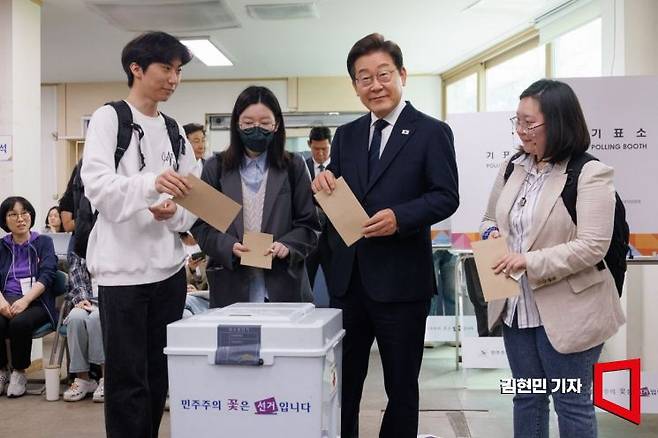 이재명 더불어민주당 대선 후보가 제21대 대통령선거 사전투표 첫날인 29일 서울 서대문구 신촌동 주민센터에서 청년들과 함께 사전투표를 하고 있다. 2025.5.29 김현민 기자