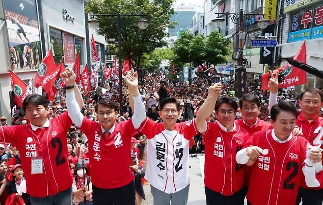 김문수 국민의힘 대선 후보가 29일 인천 부평구 부평문화의거리에서 유권자들에게 지지를 호소했다. 연합뉴스