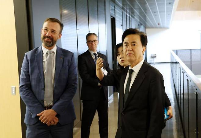 김태흠 충남지사가 29일 남호주 에들레이드 톤슬리 혁신지구를 방문해 재생에너지 라운드 테이블을 가진 뒤, 남호주 수소파크를 둘러 보고 있다. /충남도 제공