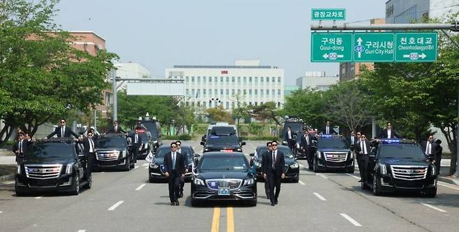 대통령경호처 경호관들이 탑승한 차량들이 27일 서울 강서구 경호안전교육원에서 제21대 대통령 취임식을 앞두고 취임식 차량 퍼레이드 훈련을 하고 있다. 연합뉴스