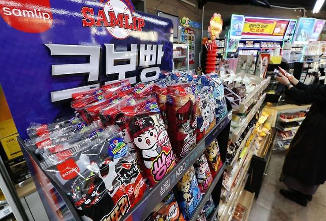 서울의 한 편의점에 '한국야구위원회'(KBO)와 SPC삼립이 협업해 만든 '크보빵'(KBO빵)이 진열돼 있다. 연합뉴스
