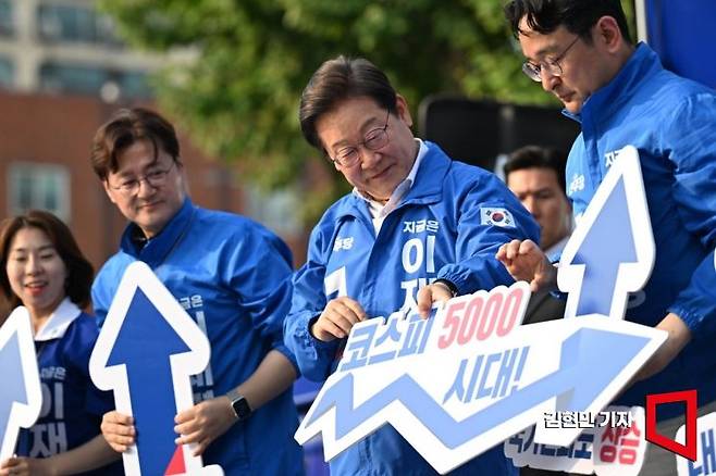 이재명 더불어민주당 대선 후보가 29일 서울 서초구 고속버스터미널 광장에서 열린 서초구·강남구 유세를 하고 있다. 김현민 기자