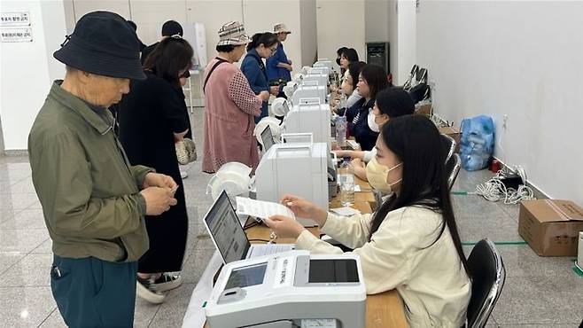 사전투표소에서 유권자들이 본인 확인을 받고 있다. 신분증 확인과 투표용지 발급이 동시에 진행된다. 송보현 기자